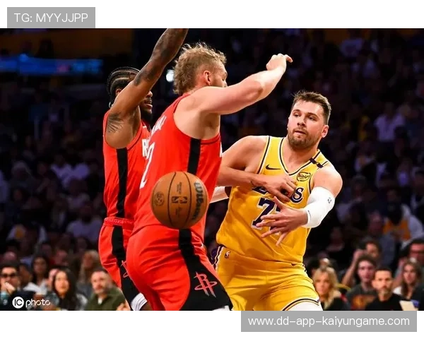 湖人东契奇外线连开，三分雨直接落下